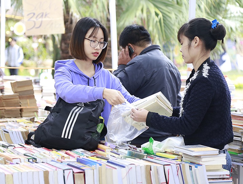 Thăm hội sách mùa Xuân Thăng Long tại hồ Văn
